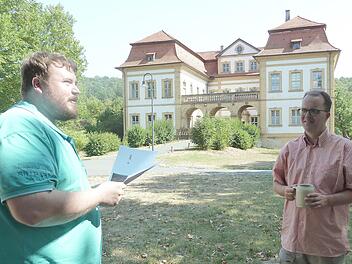 Ein frisches Heilgersdorfer Bier in der Hand, lässt sich Markus Rinderspacher (rechts) von Tobias Knötig die Geschichte und die Probleme des Heilgersdorfer Schlosses erklären.Berthold Köhler