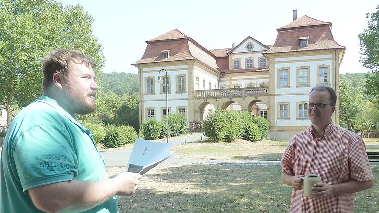 Ein frisches Heilgersdorfer Bier in der Hand, lässt sich Markus Rinderspacher (rechts) von Tobias Knötig die Geschichte und die Probleme des Heilgersdorfer Schlosses erklären.Berthold Köhler