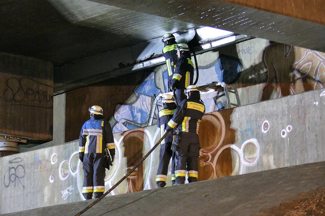 Wassermassen reißen Loch in Hafenbrücke - Frankenschnellweg in Nürnberg gesperrt