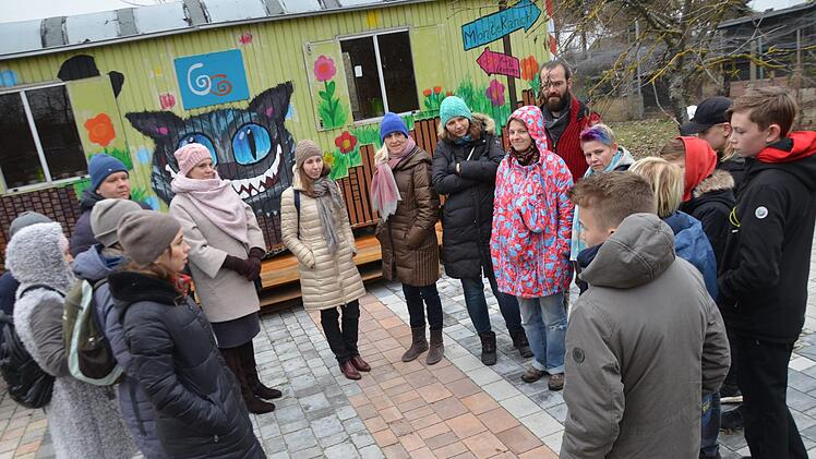 Im Garten vor dem Bauwagen wurde die Besuchergruppe aus Russland von den Schülern empfangen und über die Arbeit im Erdkinderplan informiert. Foto: Bernhard Panzer
