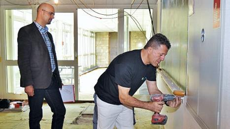 Der Fußboden einschließlich Unterbau ist schon entfernt, die Elektrokabel hängen von den Decken, die Baumaßnahmen im Altenheim sind in vollem Gange. Vor dem Streichen der Wände werden auch die Handläufe entfernt, erklärte Einrichtungsleiter Martin Pühl (links). Foto: Ingrid Kohles