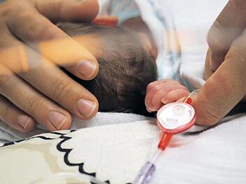 Das bisher leichteste Frühchen, das in Coburg zur Welt kam und überlebte, wog 490 Gramm. Foto: Klinikum