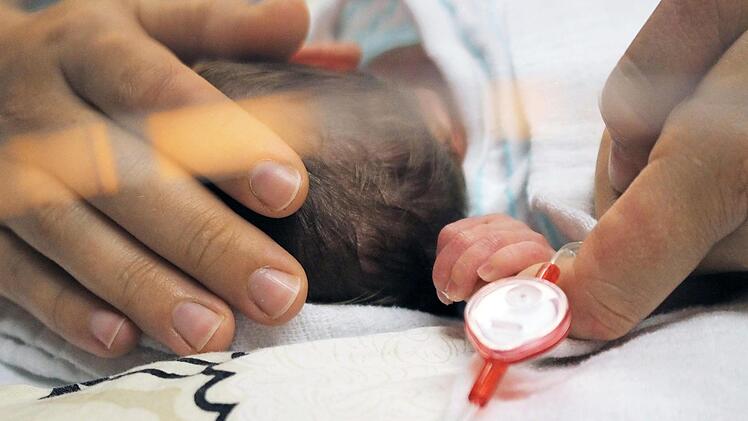 Das bisher leichteste Frühchen, das in Coburg zur Welt kam und überlebte, wog 490 Gramm. Foto: Klinikum