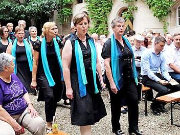 Singend und swingend zog der Chor in den Neuhauser Schlosshof ein.  Foto: Johanna Blum