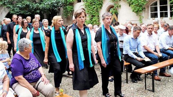 Singend und swingend zog der Chor in den Neuhauser Schlosshof ein.  Foto: Johanna Blum