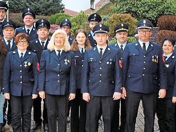 Die Geehrten für langjährigen aktiven Dienst zusammen mit KBI Frank Fischer (5.v.re.), Kommandant Ralf Fischer und Ute Engelhardt (4. und 3.v.re.) sowie Bürgermeister Jens Korn (rechts) und der Vereinsleitung Foto: Susanne Deuerling