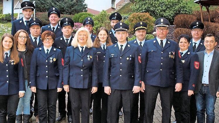 Die Geehrten für langjährigen aktiven Dienst zusammen mit KBI Frank Fischer (5.v.re.), Kommandant Ralf Fischer und Ute Engelhardt (4. und 3.v.re.) sowie Bürgermeister Jens Korn (rechts) und der Vereinsleitung Foto: Susanne Deuerling