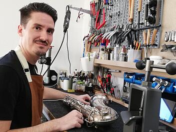 Janosch Dietz in seiner Brünner Saxophon-Werkstatt.  Foto: Heike Beudert