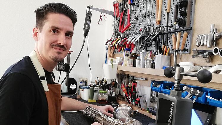 Janosch Dietz in seiner Brünner Saxophon-Werkstatt.  Foto: Heike Beudert
