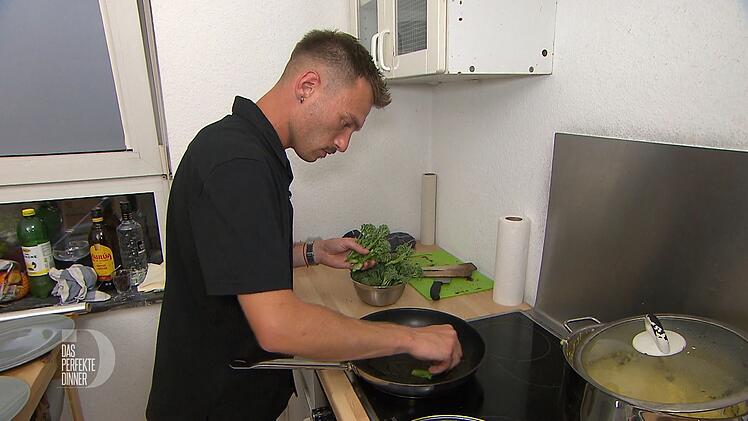 Souver&auml;n bereitet Max den Hauptgang zu. Da kann die Oma schon stolz sein.