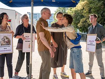 Lara Becker (Luna Jordan, zweite von rechts) regt sich &uuml;ber die Abtreibungsgegner auf und streitet mit deren Sprecher Thilo (Mathias Max Herrmann, dritter von links).