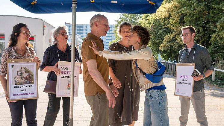 Lara Becker (Luna Jordan, zweite von rechts) regt sich &uuml;ber die Abtreibungsgegner auf und streitet mit deren Sprecher Thilo (Mathias Max Herrmann, dritter von links).
