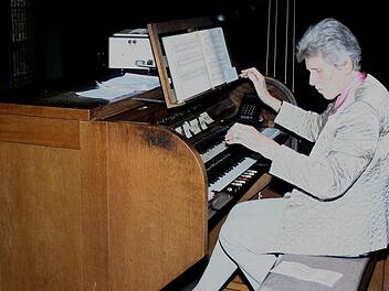 Elisabeth Weber spielt seit 60 Jahren die Orgel in St. Ludwig zu Marktbreit.  Fotos: Thomas Meyer