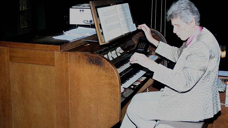 Elisabeth Weber spielt seit 60 Jahren die Orgel in St. Ludwig zu Marktbreit.  Fotos: Thomas Meyer