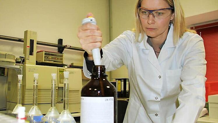 Silke Taubmann ist in der Region verwurzelt: Die promovierte Diplom-Chemikerin hat in Bayreuth studiert und das Analytische Labor analab ihrer Eltern im Mainleuser Ortsteil Rothwind übernommen. Foto: Jürgen Gärtner