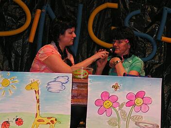 "Dingsda"-Auftritt: Sabine Friederich (links) und Meta Endres. Foto: Halbig
