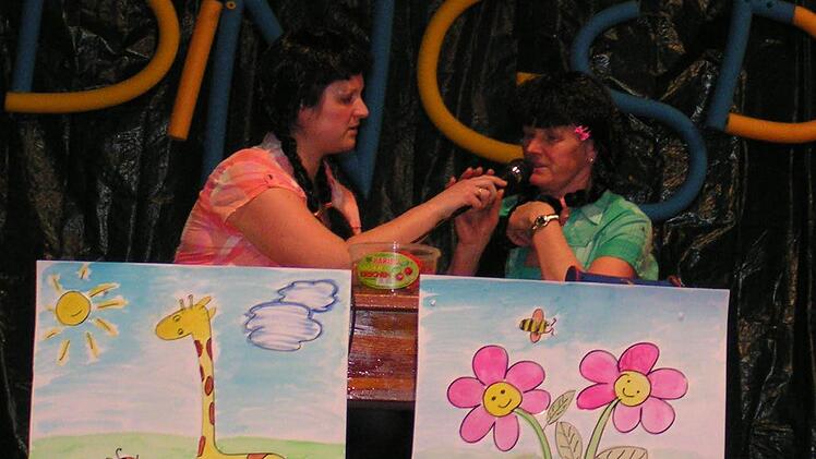 "Dingsda"-Auftritt: Sabine Friederich (links) und Meta Endres. Foto: Halbig