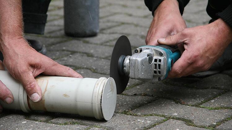 Die Kapsel war gut verschlossen, so dass die Dokumente über die Jahre unbeschädigt blieben. Zum Öffnen mussten die Handwerker mit der Flex ran. Foto: Daniela Röllinger