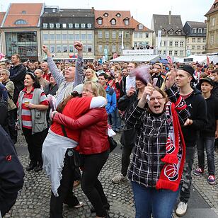 Fans des Spiela der Brose-Baskets am Maxplatz; Brose-Baskest sind Meister; Foto: Barbara Herbst