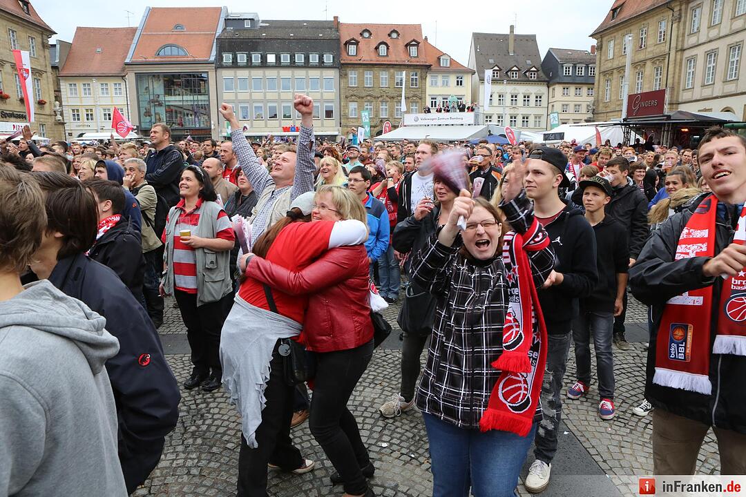 Fans des Spiela der Brose-Baskets am Maxplatz; Brose-Baskest sind Meister; Foto: Barbara Herbst