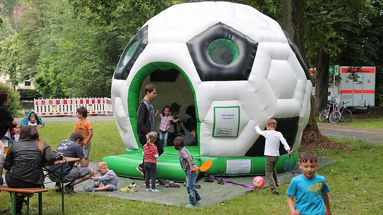 Egal ob - wie hier - als Hüpfburg oder als Grund, eine Großbildleinwand aufzustellen: Fußball war am Wasserschloss präsent.