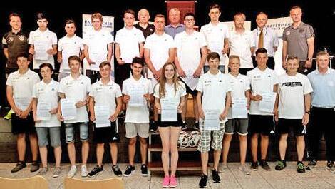 Die frisch gebackenen "DFB-Junior-Coaches" mit Christian Wück (hintere Reihe rechts) und Michael Kotterba (vordere Reihe rechts).