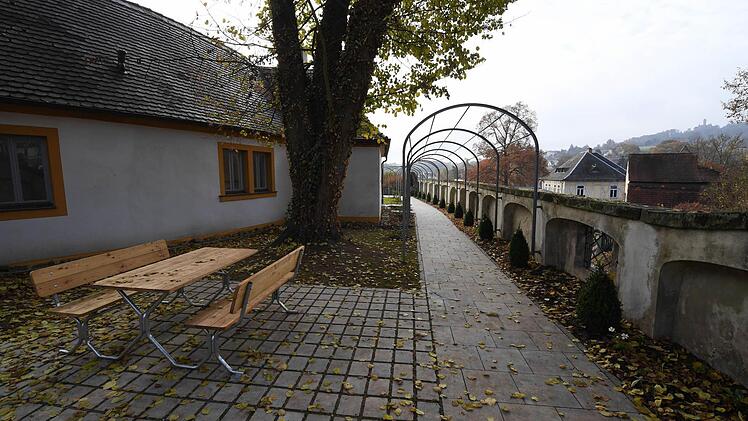 Hinter einer Remise ist ein lauschiges Plätzchen zum "Chillen" entstanden. Foto: Ronald Rinklef