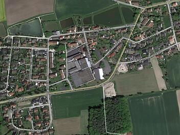 Die  Luftaufnahme zeigt das Gelände, um dessen Aufnahme ins Städtebauförderungsprogramm sich die Gemeinde Oberreichenbach bemüht. Richard Sänger