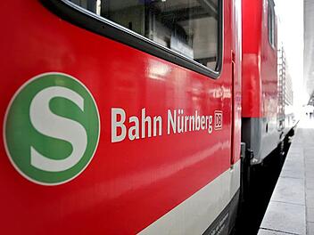 Eine S-Bahn steht abfahrbereit im Nürnberger Hauptbahnhof. Daniel Karmann/dpa