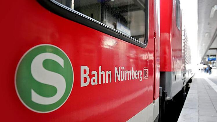 Eine S-Bahn steht abfahrbereit im Nürnberger Hauptbahnhof. Daniel Karmann/dpa