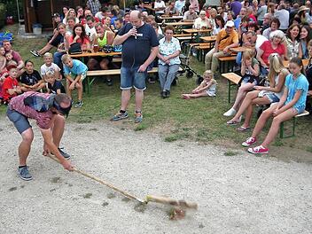 Mit diesem Schlag vor Rekordpublikum sicherte sich Dietmar Schmidt den Hauptpreis beim Oberbrunner Hahnenschlag.  Foto: Berthold Köhler