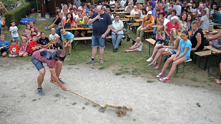 Mit diesem Schlag vor Rekordpublikum sicherte sich Dietmar Schmidt den Hauptpreis beim Oberbrunner Hahnenschlag.  Foto: Berthold Köhler