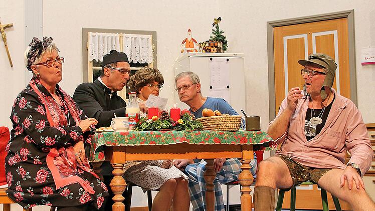 Der Pfarrer besucht die Rentner-WG und erzählt empört, dass der Opferstock  aufgebrochen wurde. Foto: Dieter Britz