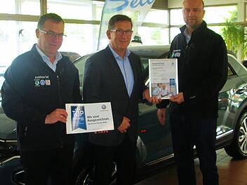 Bezirksleiter Steffen Leonhardt (M.) überreichte Markus Sell (r.) und Kundenberater Josef Ruppert (l.) die Auszeichnung, die dem heimischen Autohaus einen Rang unter den Top 100 bescheinigt.  Foto: Winfried Ehling