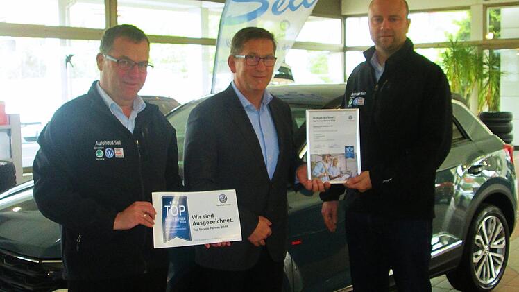 Bezirksleiter Steffen Leonhardt (M.) überreichte Markus Sell (r.) und Kundenberater Josef Ruppert (l.) die Auszeichnung, die dem heimischen Autohaus einen Rang unter den Top 100 bescheinigt.  Foto: Winfried Ehling