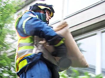 Geschicklichkeit und Fitness sind erforderlich bei der ersten Sandsack-Challenge.  Foto: THW