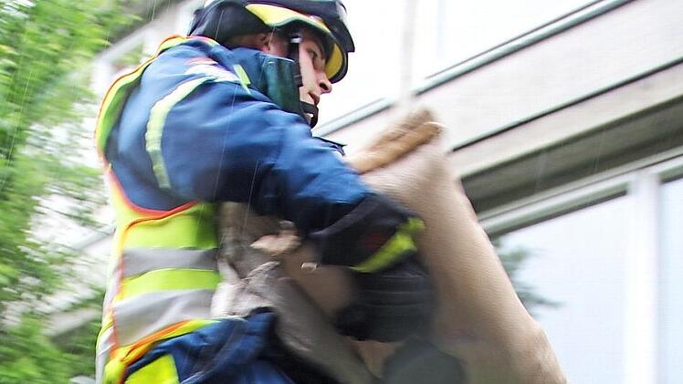 Geschicklichkeit und Fitness sind erforderlich bei der ersten Sandsack-Challenge.  Foto: THW