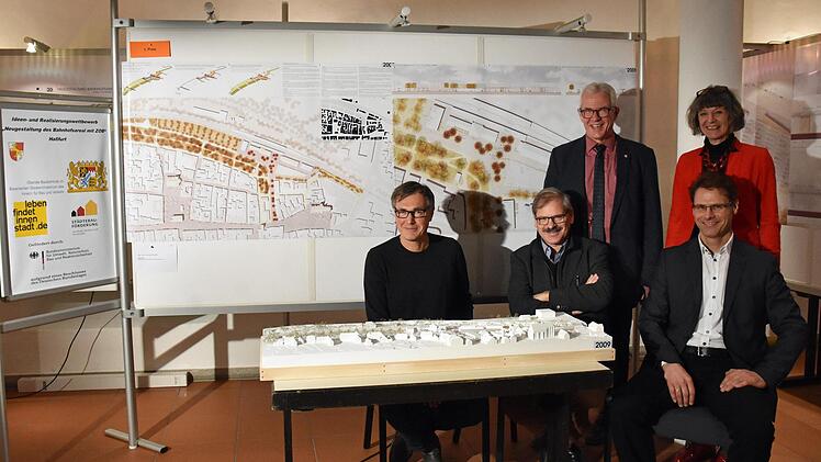 Am Samstag wurde der Gewinner des Ideen- und Realisierungswettbewerbs zur Neugestaltung des Bahnhofsareals mit zentralem Omnibusbahnhof in Haßfurt vorgestellt. Unser Bild zeigt (vorne von links) den Architekten Martin Wich aus München, der mit seinem Bruder das Siegermodell erschaffen hat, Werner Binotto, Kantonsbaumeister aus St. Gallen/Schweiz und Jurymitglied, Robert Barth, Leiter der Stadtplanung der Stadt Haßfurt, sowie (hinten) Bürgermeister Günther Werner und Petra Zeese vom Stadtplanu...