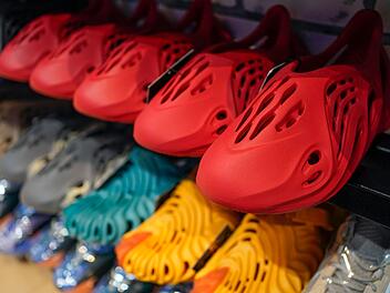 Adidas verkauft nach Skandal erneut umstrittene Schuhe - neue Restposten-Aktion