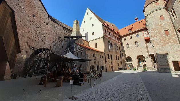 Cadolzburg: Schmieden und Armbrustschie&szlig;en wie im Mittelalter - Herbstmarkt lockt auf die Burg