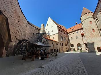 Cadolzburg: Schmieden und Armbrustschießen wie im Mittelalter - Herbstmarkt lockt auf die Burg