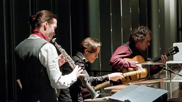 "Ensemble Nu:n": Gert Anklam (Saxofon), Nora Thiele (Perkussion) und Falk Zenker (Gitarre) eröffneten die Reihe "Jazz im Museum". Foto: Jochen Berger