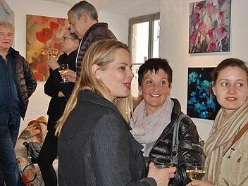 Malerin Romana Kochanowski (vorn) im Gespräch mit Gästen der Vernissage.  Foto: Sigismund von Dobschütz