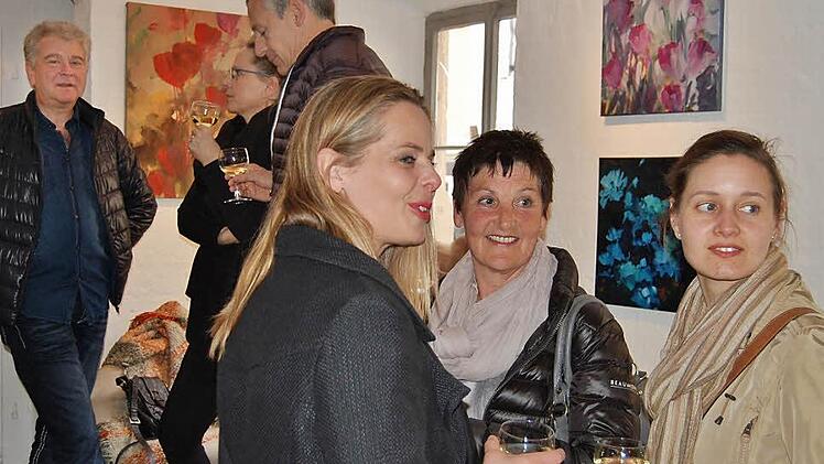 Malerin Romana Kochanowski (vorn) im Gespräch mit Gästen der Vernissage.  Foto: Sigismund von Dobschütz