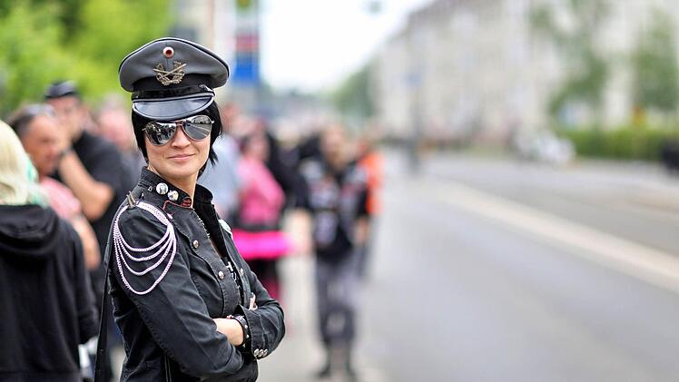 In knappen Outfits, opulenten Kleidern und kreativen Verkleidungen präsentieren sich die Teilnehmer des Wave-Gotik-Treffens in Leipzig. Foto: dpa