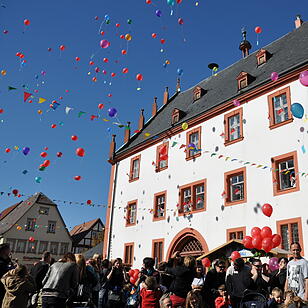 Mit dem Luftballonwettbewerb startete auch heuer wieder das Haßfurter Straßenfest