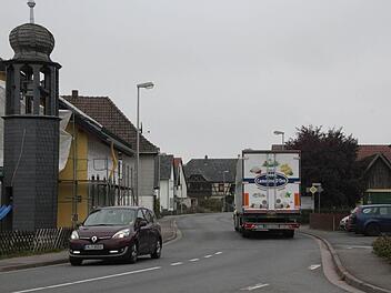 Bei einer Ertüchtigung der bestehenden Trasse - was auch im Gespräch ist - müsste die Beiersdorfer Ortsdurchfahrt ausgebaut werden - nach Ansicht der Fachleute wäre das kein Problem. Foto: Berthold Köhler