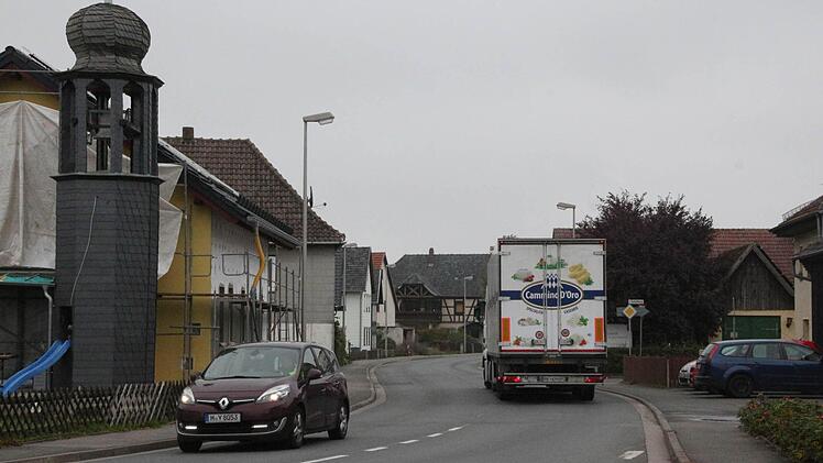 Bei einer Ertüchtigung der bestehenden Trasse - was auch im Gespräch ist - müsste die Beiersdorfer Ortsdurchfahrt ausgebaut werden - nach Ansicht der Fachleute wäre das kein Problem. Foto: Berthold Köhler