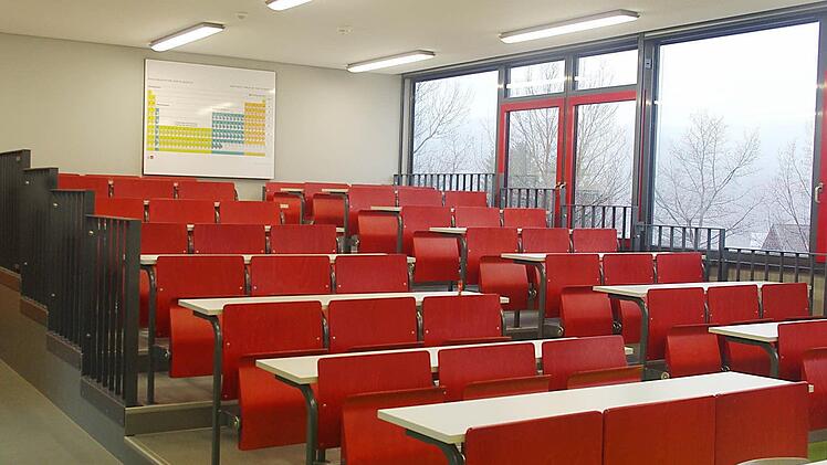 "Feeling" fast wie in einer Uni: Die Chemiesäle wurden im zweiten Bauabschnitt fertiggestellt. Foto: Heike Schülein