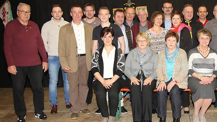 Für 20 und 40 Jahre Mitglieschaft wurde eine stattliche Anzahl von Mitglieder mit den Ehrennadeln des TSV Scherneck ausgzeichnet. Foto: Michael Stelzner